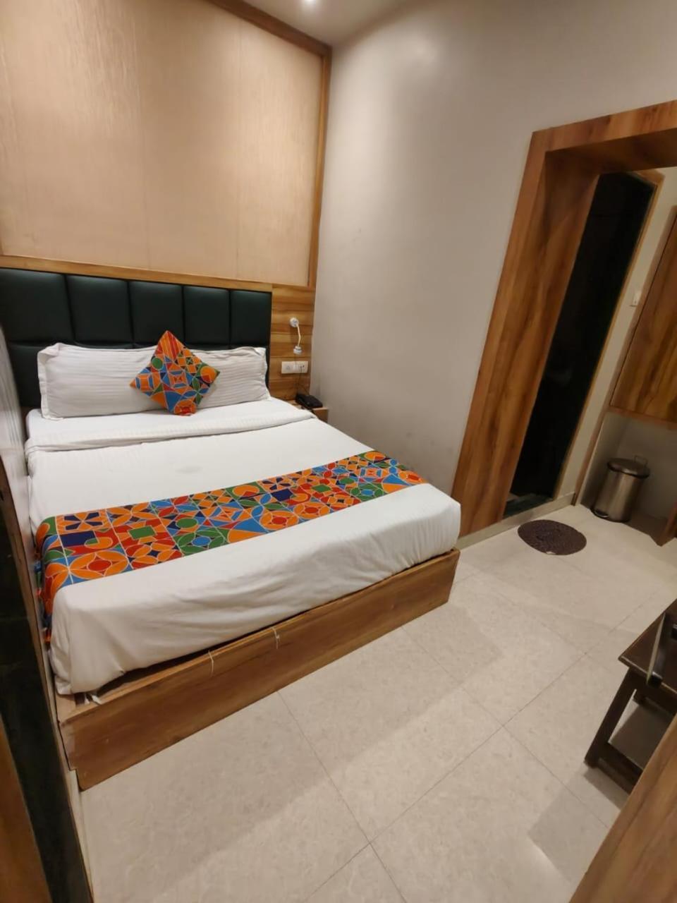 Hotel Sun City Near Saifee Hospital And Hn Reliance Hospital Bombay Exterior foto